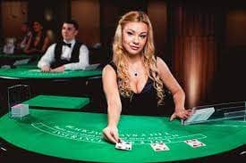 Live-dealer table schedule showing available tables, dealer names, and seating capacity at latoto login